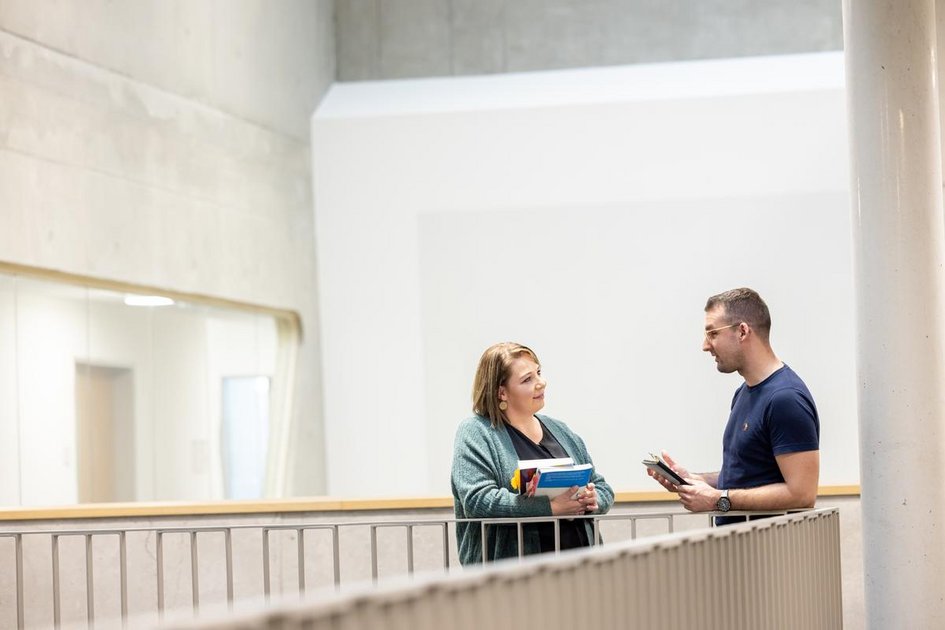 Studierende im Neubau der Fakultät Gesundheitswesen am Campus Wolfsburg.