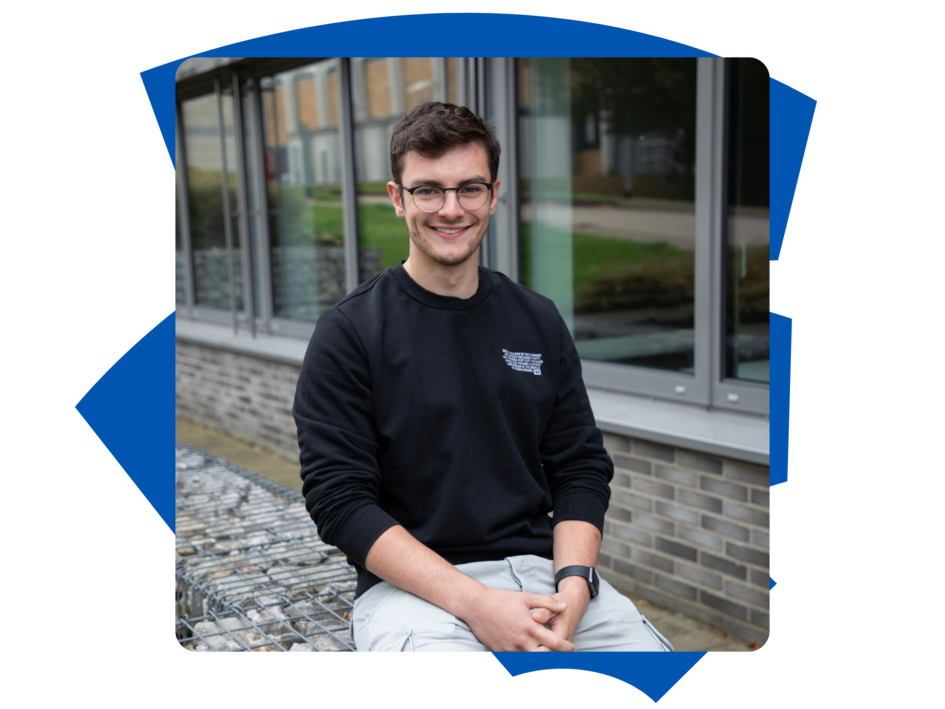 Student Jannik der Fakultät Versorgungstechnik sitzt draußen am Campus Wolfenbüttel und schaut in die Kamera.