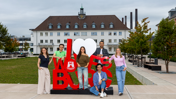 Studierende am Campus WOB vor I Love Wolfsburg