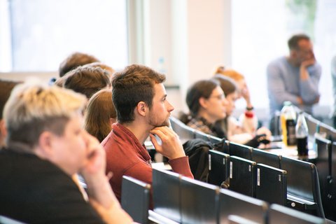 Aufnahme aus der Fachtagung 2026 von den Zuschauern in der Aula der Ostfalia Hochschule. (öffnet Vergrößerung des Bildes)