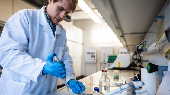 Julius Look präpariert einen passiven Porbennehmer an einem Arbeitsplatz im Labor des CHH am Campus Suderburg.
