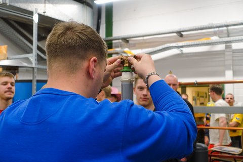 Nahaufnahme eines Studenten, wie er eine Aufgabe vom Gladiatrohr löst. (öffnet Vergrößerung des Bildes)