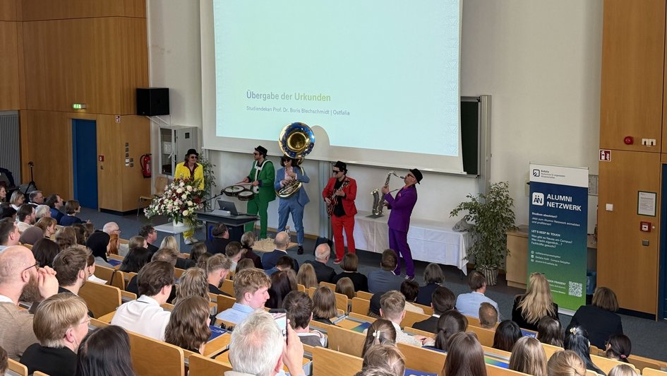 Press photo (Laurids Raue/Jennifer O'Brien/Ostfalia): The graduation ceremony of the Faculty of Transport, Sports, Tourism and Media at Ostfalia University was accompanied by the live band "Brazzo Brazzone"