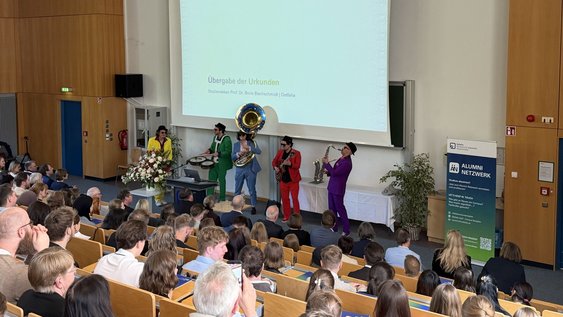 Press photo (Laurids Raue/Jennifer O'Brien/Ostfalia): The graduation ceremony of the Faculty of Transport, Sports, Tourism and Media at Ostfalia University was accompanied by the live band "Brazzo Brazzone"