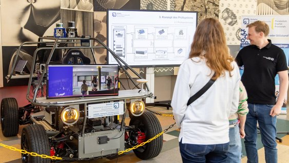 Press photo 2 (Philipp Ziebart/Ostfalia): The AURONA research vehicle presented itself directly in the Ostfalia foyer.