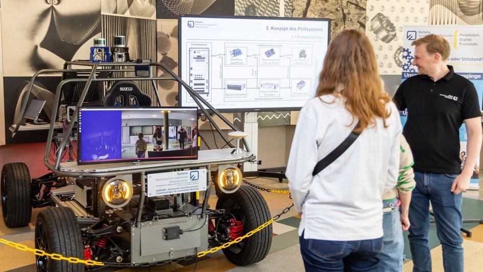 Press photo 2 (Philipp Ziebart/Ostfalia): The AURONA research vehicle presented itself directly in the Ostfalia foyer.
