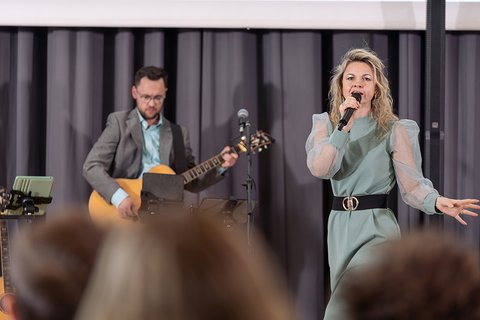 Das Musikduo "Perceived as One" auf der Bühne, im Bildvordergrund unscharf drei Hinterköpfe. (öffnet Vergrößerung des Bildes)
