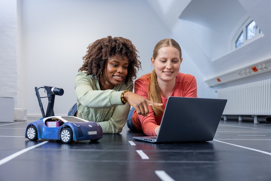 Zwei Studentinnen der Ostfalia Hochschule arbeiten in einem Labor der Informatik. Am Campus Wolfenbüttel kann man unter anderem Wirtschaftsinformatik studieren.