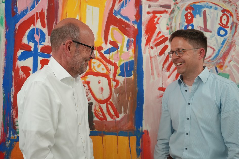 Prof. Dr. Heinz-Dieter Quack (links) und Prof. Dr.-Ing. Dennis Backofen sprechen im Podcast „Einfach Forschung“ über Wasserstoff, Kreislaufwirtschaft und nachhaltige Mobilität.