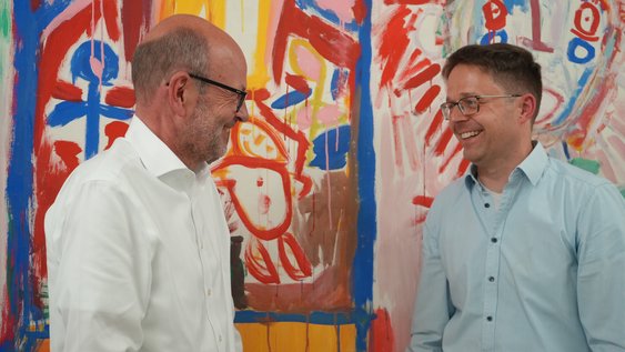 Prof. Dr Heinz-Dieter Quack (left) and Prof. Dr-Ing Dennis Backofen discuss hydrogen, the circular economy and sustainable mobility on the “Einfach Forschung” podcast.