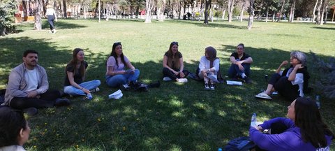 In einem Park findet eine gemeinsame Reflexion statt (öffnet Vergrößerung des Bildes)