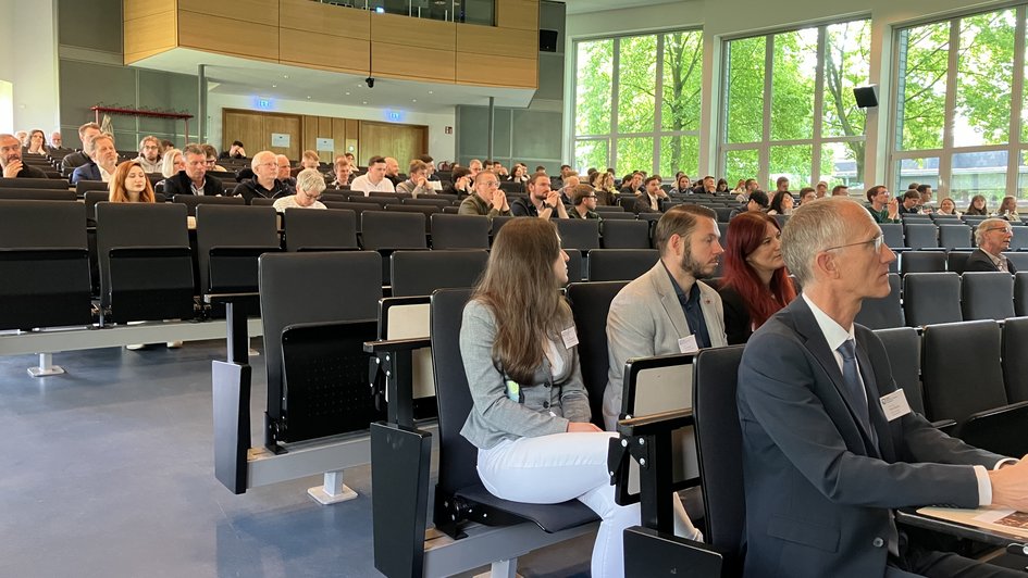 Besucher*innen in der Aula am “Tag der Versorger”.