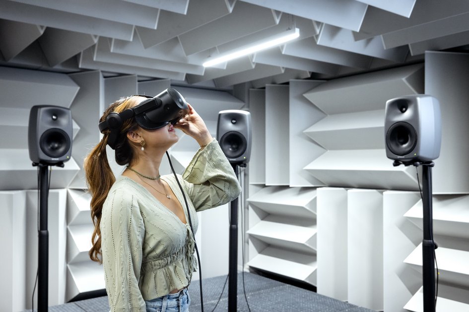 Eine Studentin der Ostfalia Hochschule arbeitet mit einer Virtual-Reality-Brille in einem elektromagnetisch entstörten Labor. Am Campus Wolfenbüttel kann man unter anderem Digital Technologies studieren.