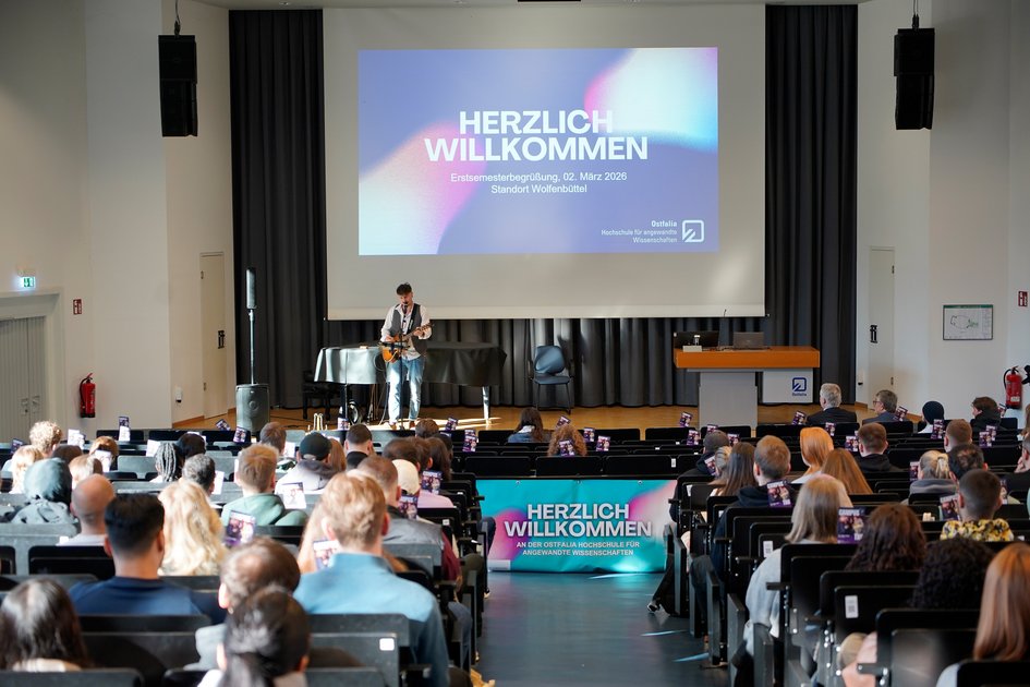 Musiker Robin Kap bei der Erstsemesterbegrüßung in Wolfenbüttel