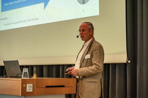 Nahaufnahme eines Speakers auf der Bühne in der Aula der Ostfalia Hochschule. (öffnet Vergrößerung des Bildes)