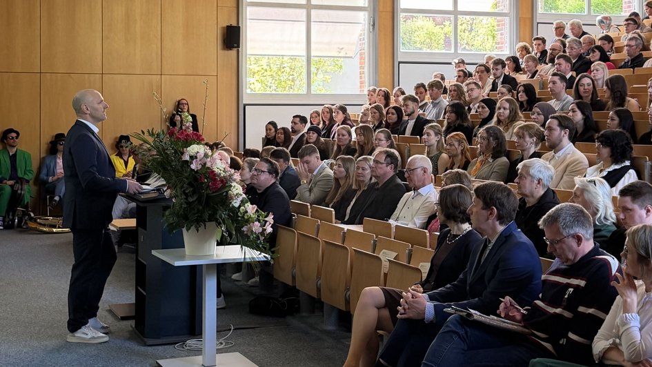 Begrüßung der Absolvent*innen der Fakultät K am Ostfalia Campus Salzgitter durch Prof. Marc-Christian Ollrog