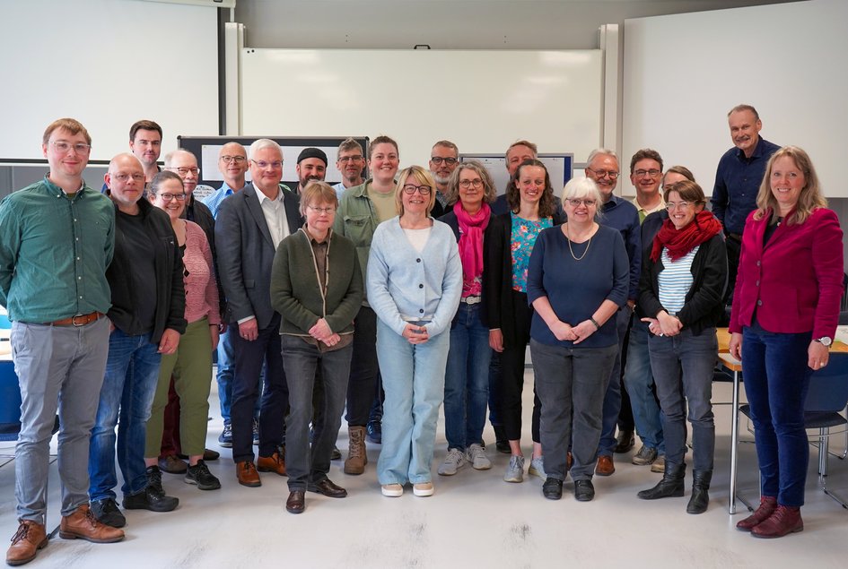 Die Teilnehmenden der Veranstaltung des Wassernetzwerks Nordost-Niedersachsen posieren für ein Gruppenfoto.