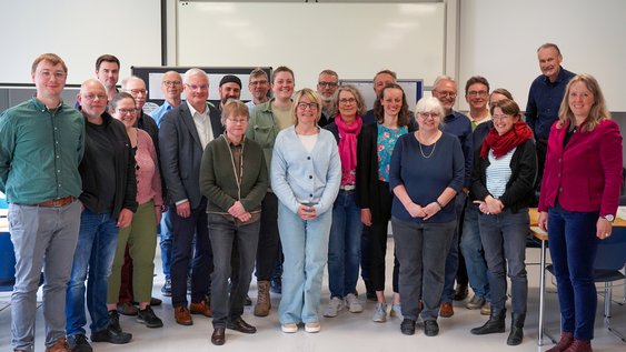 Die Teilnehmenden der Veranstaltung des Wassernetzwerks Nordost-Niedersachsen posieren für ein Gruppenfoto.