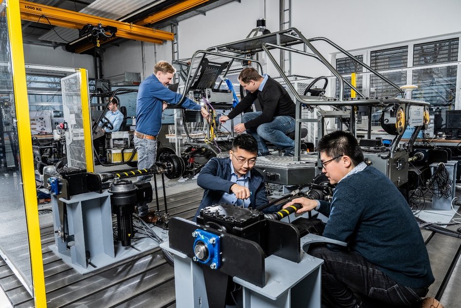 Personen arbeiten an Maschine