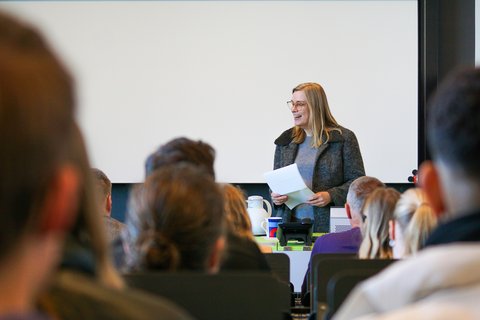 Pressefoto 4 Paul Mandelkow/Ostfalia): Die neue Präsidentin der Ostfalia, Prof. Dr. Julia Siegmüller, begrüßte die neuen Studierenden am Campus Suderburg. (öffnet Vergrößerung des Bildes)