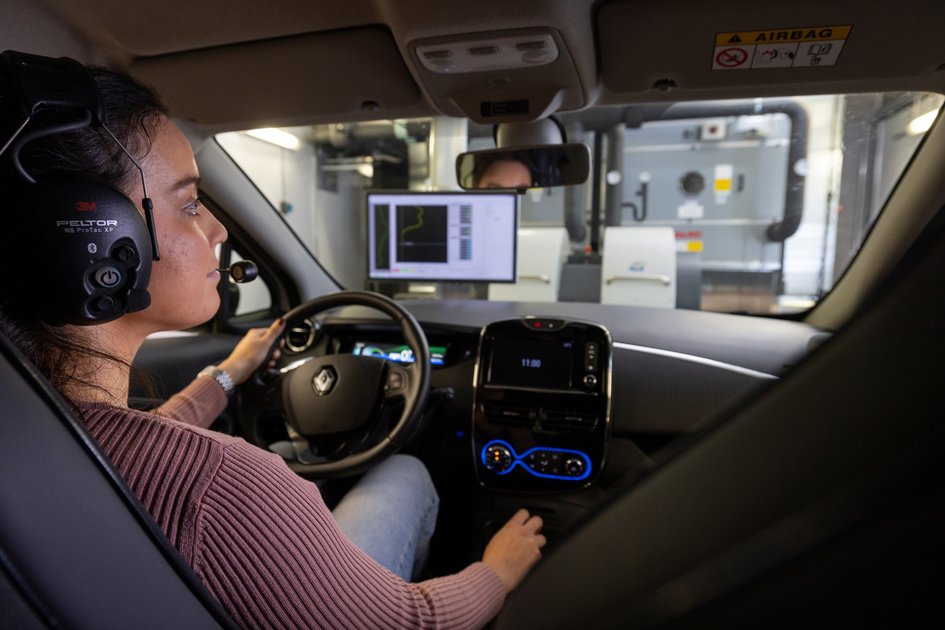 Eine Studentin der Ostfalia Hocschule in einem Fahrzeug. Am Campus Wolfsburg kann man Smart Vehicle Systems studieren.
