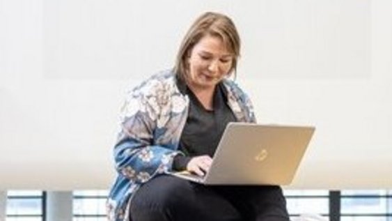 Studenton mit Laptop