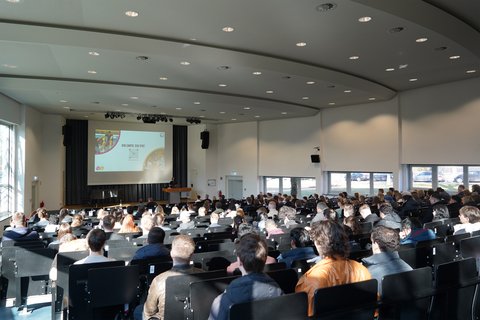 Pressefoto 2 (Nadine Zimmer/Ostfalia): Blick in die Aula während der Begrüßung der Erstsemester zum Sommersemesterauftakt. (öffnet Vergrößerung des Bildes)