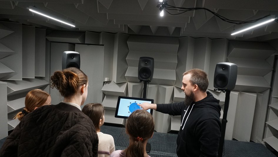 Schülerinnen sind in einer Akustik-Kabine (öffnet Vergrößerung des Bildes)