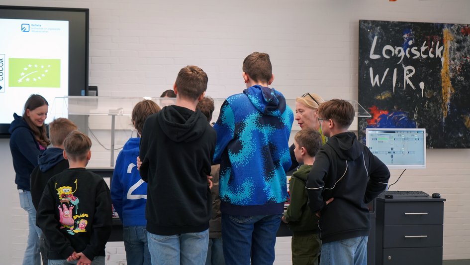 Schüler im Logistiklabor mit Regina Müller-Wagner (rechts), Ansprechpartnerin des Labors, und Marit Leichtmann (links), studentische Hilfskraft. Foto: Marie Ruhm/Ostfalia