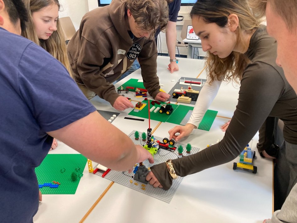  Das „Denken mit den Händen“ und Erklären anhand von LEGO®-Steinen und -Figuren