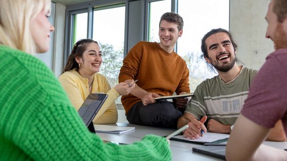Studenten diskutieren angeregt