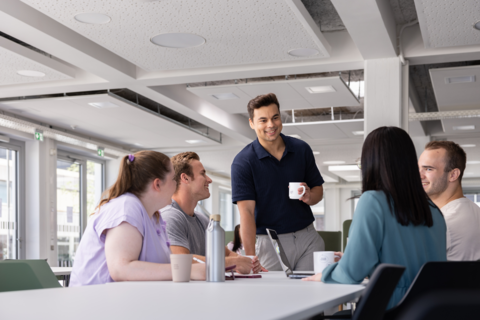 Studierende in der Mensa