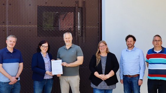 Pressefoto (Jan Brunhöver/Ostfalia): v.l.n.r.: Professor Klaus Nelting, Anne Rickmeyer, Direktorin des NLWKN, Thorsten Albers, Dekan der Fakultät Bau-Wasser-Boden, Sabrina Lorenz, Geschäftsbereichsleiterin Zentrale Aufgaben des NLWKN, Heiko Marquardt, Leiter der Betriebsstelle Lüneburg, sowie Professor Klaus Röttcher.