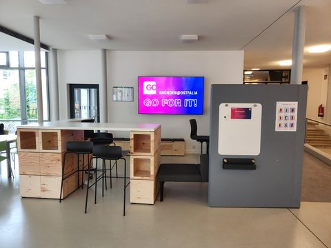Infoscreen im Glasgang