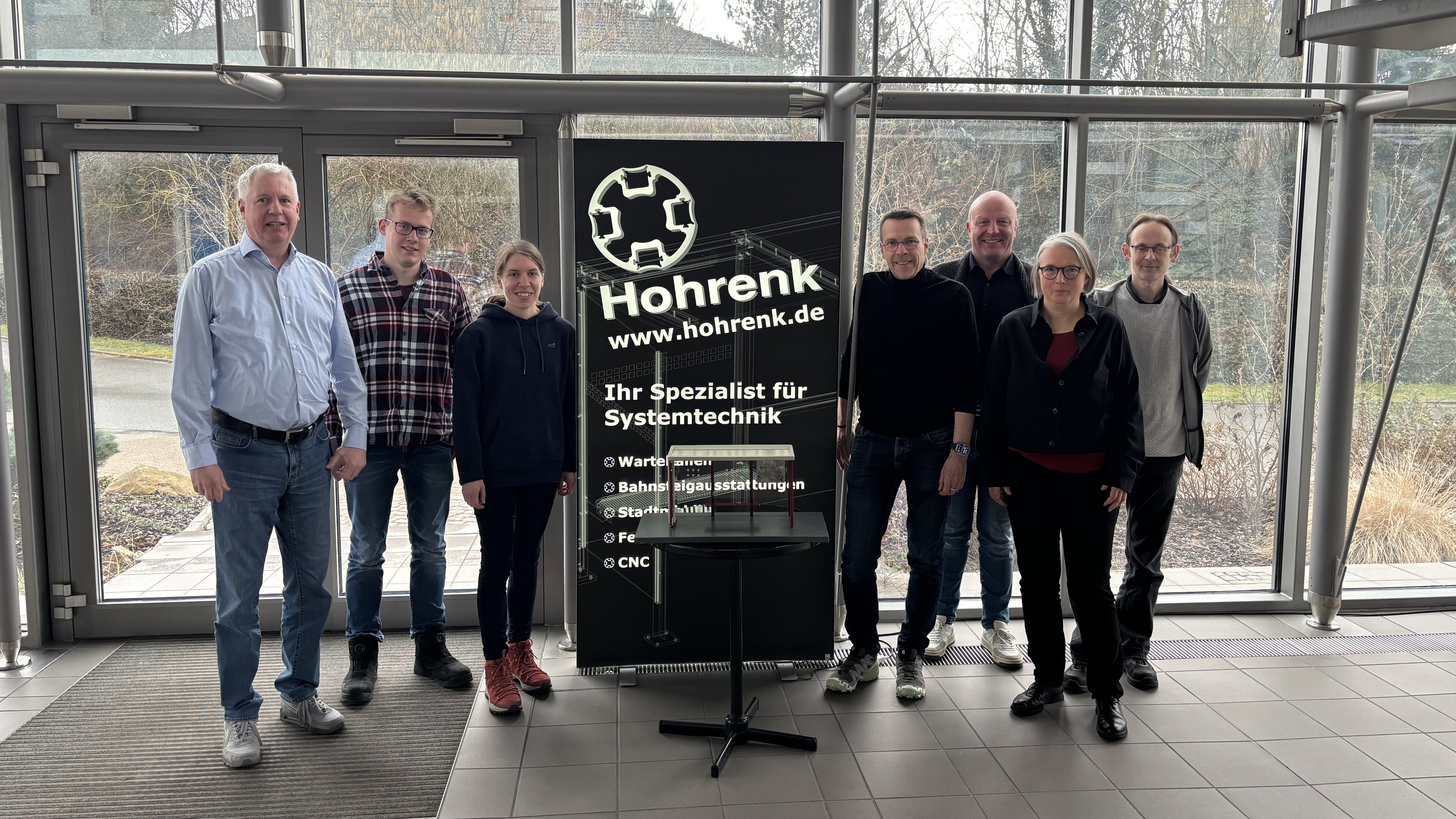 Foto der Projektteilnehmer beim ersten Projekttreffen bei der Firma Hohrenk Systemtechnik GmbH. (öffnet Vergrößerung des Bildes)