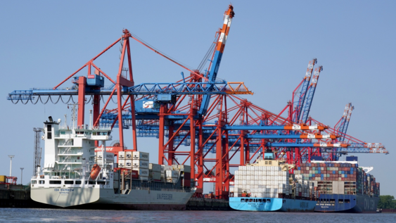 Containerschiffe und Kräne