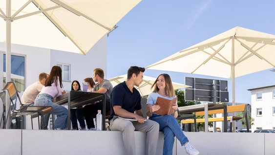 Symbolic photo (Marek Kruszewski/Ostfalia): Exciting insights into studying, research and campus life will be available on 7 May 2026 at the Wolfsburg campus of Ostfalia University. The Faculties of Automotive Engineering, Healthcare and Business will be opening their doors from 3.30 pm to 7 pm.