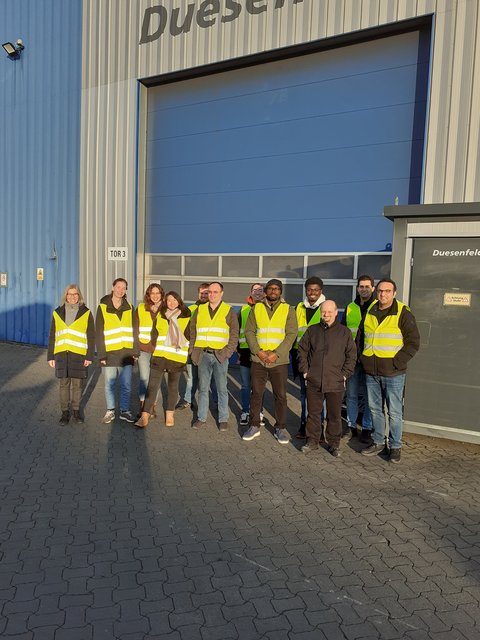 Gruppenbild Masterstudierende der Fakultät Versorgungstechnik vor der Firma Duesenfeld (öffnet Vergrößerung des Bildes)