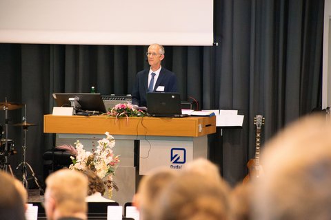 Nahaufnahme des Dekans der Fakultät Versorgungstechnik bei der Absolventenfeier in der Aula der Ostfalia Hochschule (öffnet Vergrößerung des Bildes)