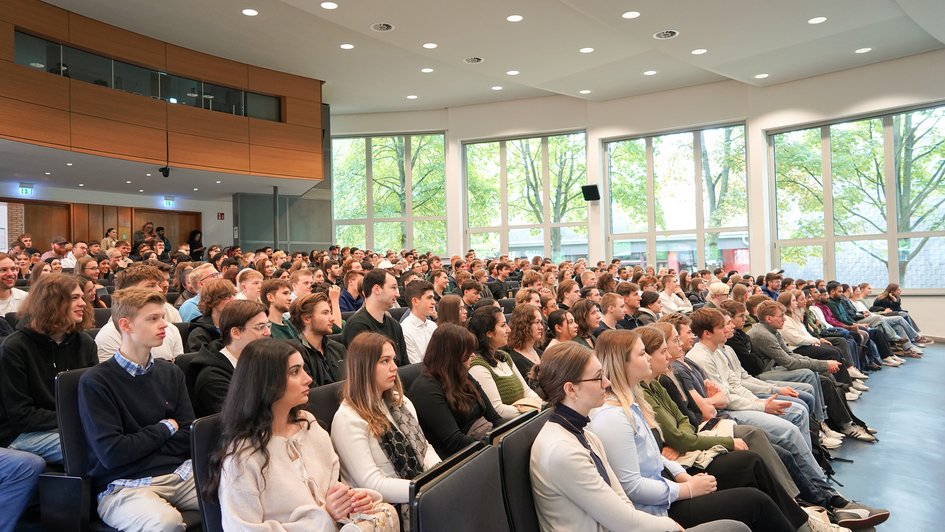 Pressefoto (Nadine Zimmer/Ostfalia): Die Erstsemester wurden am Montag, 22. September, am Campus Wolfenbüttel in der Aula begrüßt.