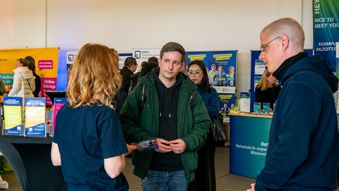 Beratung zu den Seminaren Schlüsselqualifikationen mit vielen Personen.