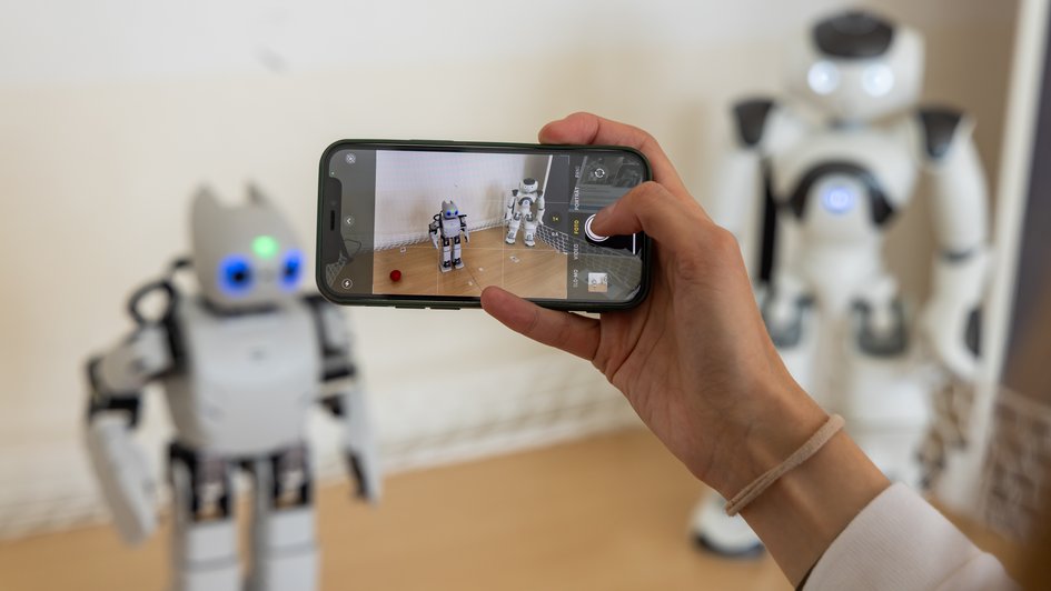 Press photo (Philipp Ziebart/Ostfalia): Ostfalia University is presenting itself at the IdeenExpo 2026 with 18 exciting hands-on stations. Including the voice-controlled robots Nao and Robbi