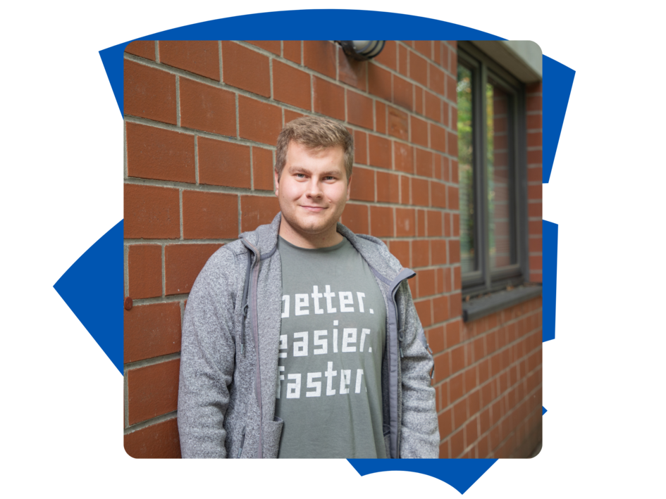 Student Luis der Fakultät Versorgungstechnik steht vor dem Gebäude M am Campus Wolfenbüttel und schaut in die Kamera.