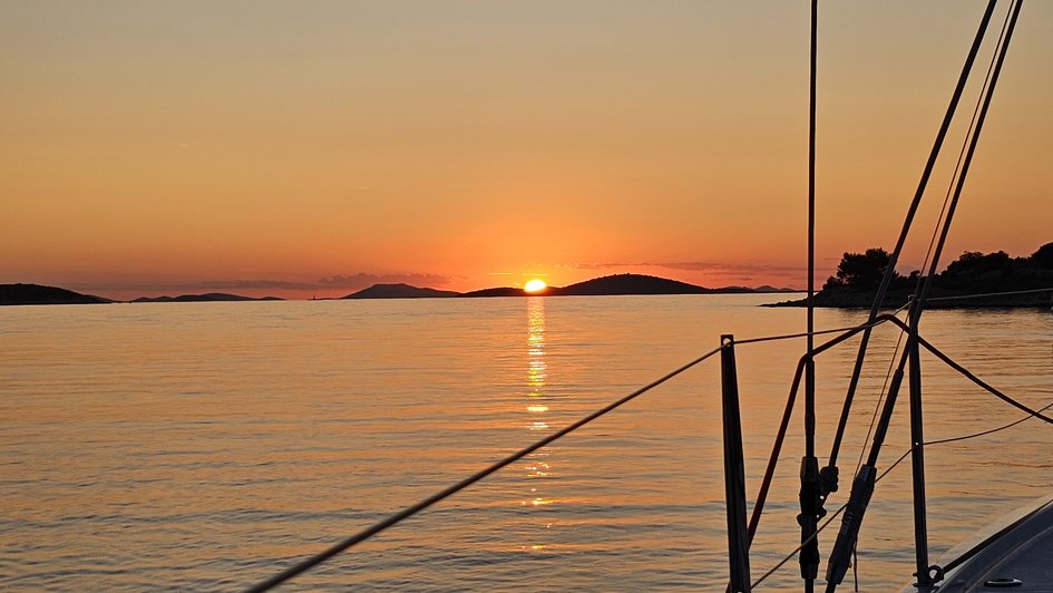 Die Segelgruppe Ostfalia hat ein Regattateam beim Lessing-Cup vor der kroatischen Adriaküste gestellt und den Titel gewonnen. Hier genießen Studierende, Alumni und Professoren den Sonnenuntergang.