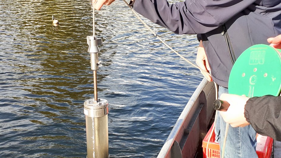 Studierende im Elektroboot auf dem Fümmelsee