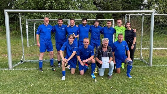 Gruppenfoto aller Teilnehmenden und Betreuer:innen der Ostfalia beim Fußballturnier der niedersächsischen Hochschulen und des Ministeriums für Wissenschaft und Kultur 2025.