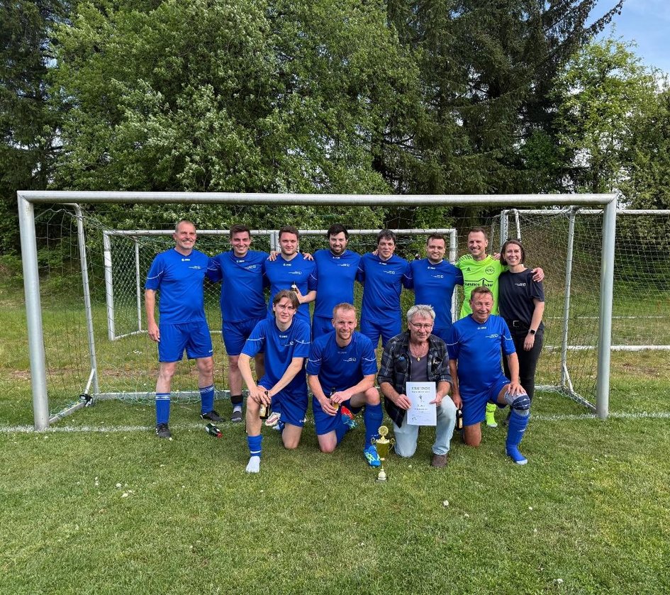 Gruppenfoto aller Teilnehmenden und Betreuer:innen der Ostfalia beim Fußballturnier der niedersächsischen Hochschulen und des Ministeriums für Wissenschaft und Kultur 2025.