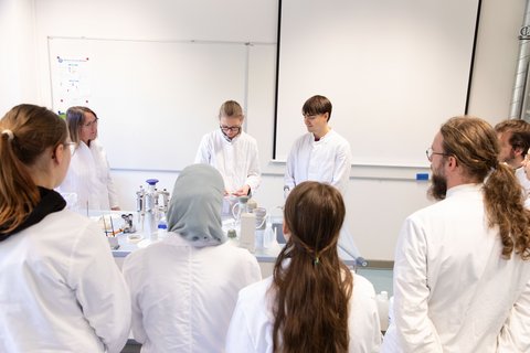 Schüler und Schülerinnen im Labor der Fakultät Versorgungstechnik (öffnet Vergrößerung des Bildes)