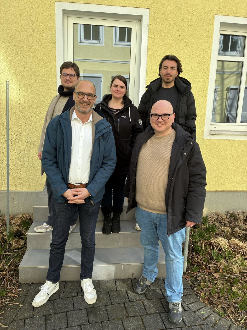 Hinten (vlr): Jesse Letter, Franziska Krause (beide NachOs), Burak Dönmez (WTT-Grow), Vorne (vlr) Dr. Robert Kebbekus (Universität Siegen, Matthias Dickel (NachOs). Foto: Jürgen Daub. 