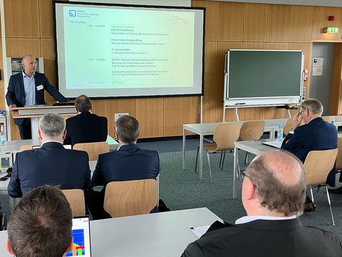 Prof. Dr. Marc-Christian Ollrog begrüßt die Teilnehmenden als Dekan der Fakultät Verkehr-Sport-Tourismus-Medien. (öffnet Vergrößerung des Bildes)